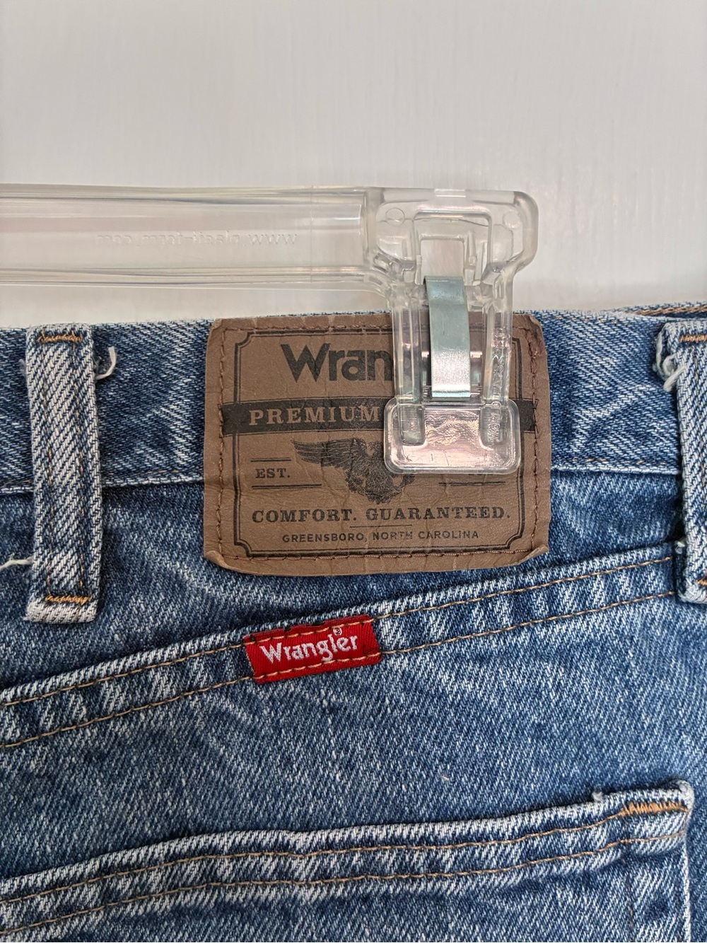 Wrangler Men’s Straight Jeans in Medium Blue Denim - Picture 3 of 4